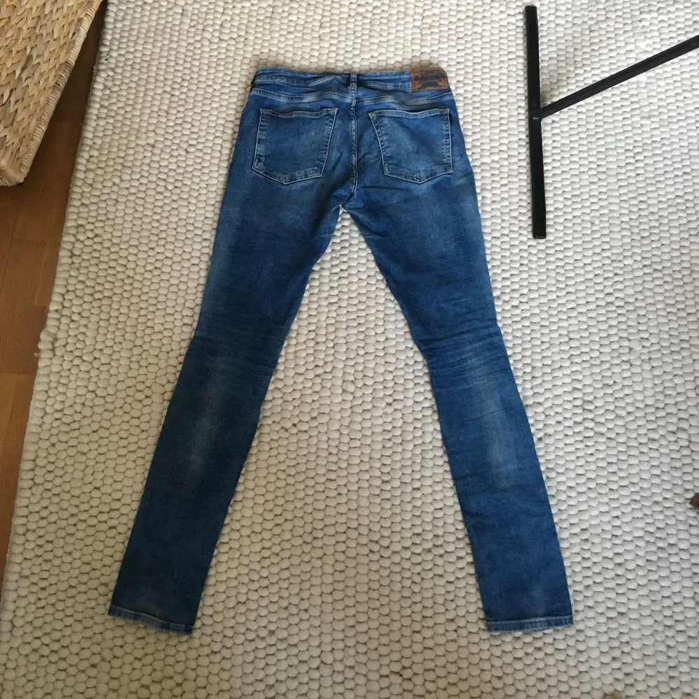Stentvättade jeans från Crocker. Välbehållna och fina i färgen 😊 Kan mötas i Uppsala och ev. Stockholm, köparen står annars för frakt.. Jeans & Byxor.