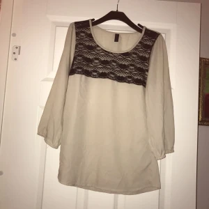  - Jätte fin blus med spets.  Strl S