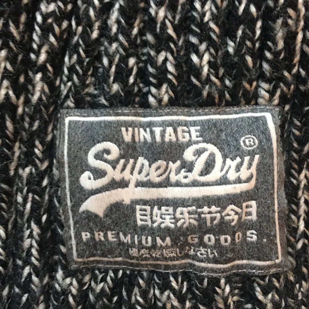 Superdry Premium Goods Vintage Stickad Tröja (Nypris 900kr) Testad en gång hemma, perfekt skick  Möjlighet för meetup i Stockholm och kan skickas på köparens bekostnad. Om mer bilder önskas skicka ett PM :). Stickat.