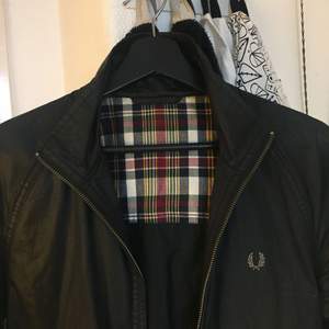 Supersnygg Fred Perry jacka i strl S 