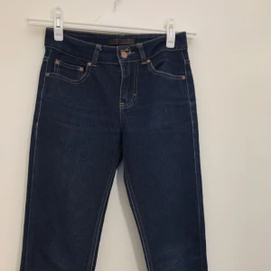  - Mörka jeans från ginatricots kollektion "perfect jeans". Jeansen är i storlek 24. 👖 Det är bara att skriva ifall du skulle vilja ha fler mått på jeansen. Hämtas i Uppsala eller fraktas till önskad adress. 