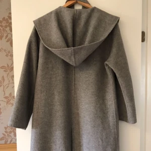  - Snygg jacka från Zara. Använd men bra skick. Har klippt av lappen men storleken passar en S/M.  Längd: 101 cm. Ärm 58 Cm Skärp: 187 cm långt och 5 cm brett.  Har klippt av trådarna där skärpet ska sitta men går fint att bara sy på nya.   Köpt för 1200 NOK. Priset kan diskuteras