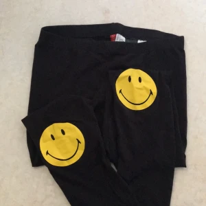  - Köparen står för frakt. Leggings med smileys på knäna. 