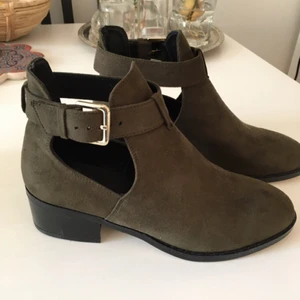  - River Island-skor. Köpta tidigare i år och använda endast en gång! Färgen är mörkgrön.   Kan mötas upp i Stockholm, annars står köparen för frakten. 