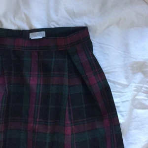  - Rutig kjol ifrån Cooperativ köpt på Urban Outfitters. Använd fåtal gånger, fint skick.Köparen betalar för frakt 