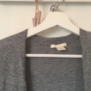  - Säljer denna långa Cardigan från H&M💕 skön att ha utanpå en tröja