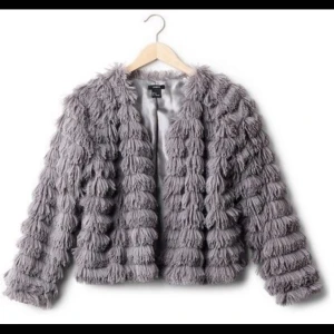  - Säljer denna populära (fusk)pälsjacka från Lindex! Storleken är Small, den är som ny då den inte kommit till användning! 
