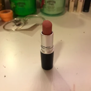  - Mac läppstift i färgen velvet Teddy! Matt. 