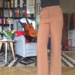  - Raka, bruna byxor köpta på second hand! Lite uppsydda så passar bäst på dig som är kortare än 170 ungefär. Två fickor fram och två små fejkfickor bak. Gylf med dragkedja och hake. Supersköna och snygga, säljes endast på grund av det är för korta för mig! Fraktas eller möts upp i Linköping eller Malmö 💘