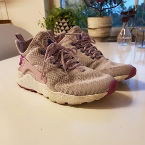  - NIKE HUARACHE Endast använt fyra gånger! Nike huarache i en superfin ljuslila/grå färg