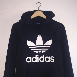  - Adidas hoodie i nyskick köpt på Urban outfitters i Los Angeles 🌹