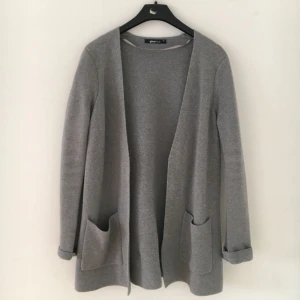  - Söt kappa/kofta (beroende på väder) från GinaTricot med en liten ficka på vardera sida. Använd under 1-2 månader. Normal i storlek. Nypris: 299