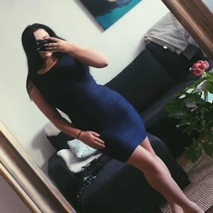  - Marinblå klänning som slutar strax över knäna. Jättefin & skön, säljes pga den aldrig kommer till användning. Använd en gång! ✨