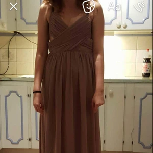  - En balklänning som är använd en gång, liten i storleken.