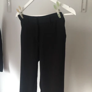  - Kostymbyxor ifrån Monki, köparen står för frakt