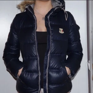  - Mycket välbehållen dunjacka från Dolomite modell KARAKORUM WJ (Blå)  Kostar 4000kr ny  