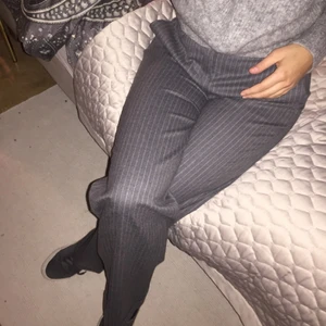  - Skitsnygga kostymbyxor från GANT. 98% tunn och mjuk ull och en gnutta stretch. Hög midja och vidd. Helt nya med prislapp kvar. Fick köpa loss dem efter presslån. Nypris 1.999kr 