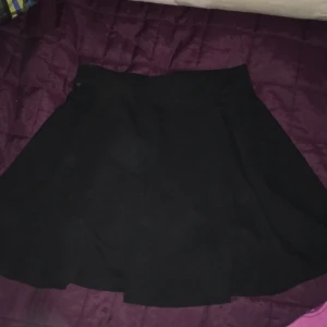  - Svart skaterskirt från H&M