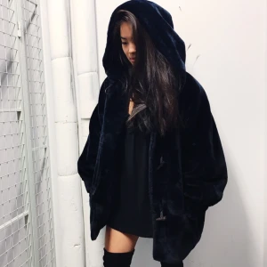  - Mörkblå faux fur oversize jacka från Dark Paradise Vintage i storlek S-M, frakt tillkommer. (Kan även mötas upp i Malmö) Vid många intresserade köpare sker budgivning som startar på 500kr. Jacka är i mycket bra skick. Betalning sker via swish.   