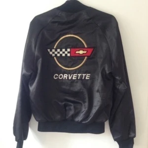  - Snygg baseball jacka. Corvette! Köpt på beyond retro. Sparsamt använd. Står att det är strl S, men tycker mer att det känns som M. ☄️ 
