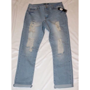  - Boyfriend jeans med hög midja. Nyskick (lappen fortfarande kvar). Liten i storleken