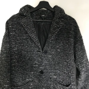  - Kappa i spräckligt mönster från h&m. Mycket gott skick!