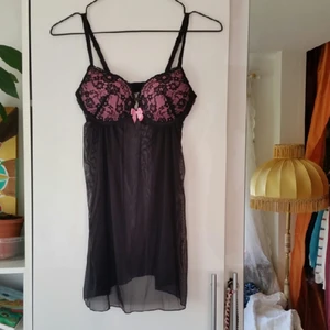  - Svart After dark linne med rosa detaljer, storlek 36 push up I bh:n.