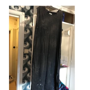  - Snygg och enkel vadlång klänning från Weekday. Möts upp i Sthlm eller skickar mot att köparen betalar för frakten. 