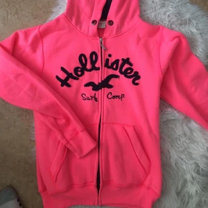  - Ej äkta hollister tjocktröja i storlek M   Kan postas där köparen står för frakt