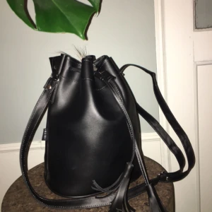  - Liten väska köpt i Paris, i läderimitation. Helt oanvänd. 💋💄