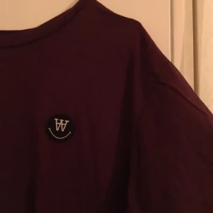  - Vinröd t-shirt från woodwood