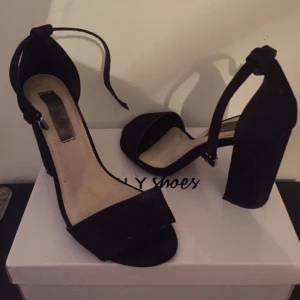  - Snygga svarta klackar från Nelly.se  