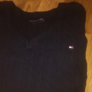  - Svart kabelstickad tröja från Tommy Hilfiger. Står storlek M i tröjan men jag är en XS (se bild) och den passar mig perfekt. Priset kan diskuteras vid snabb affär! Köparen står för frakt kostnaden🌸