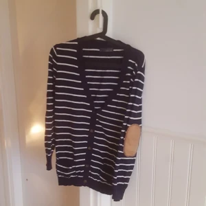  - Kofta från Primark. Köparen står för frakten. Kan mötas upp i Gävle, Stockholm eller Sundsvall.