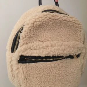  - Fluffig ryggsäck i teddymaterial! Supersöt och helt oanvänd med prislappen kvar!! So fluffffyy!✨✨✨  Frakten betalas av köparen för en billig peng😍😘❤️