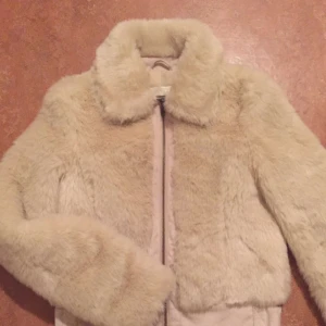  - Fin beige syntet pälsjacka som passar S/M.