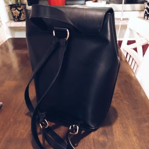  - Snygg svart ryggväska med rosé detaljer!! 