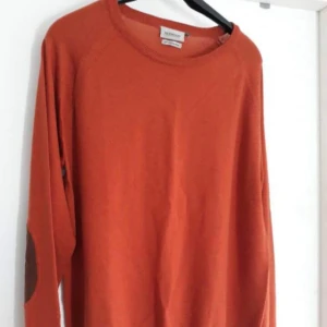  - Höstens hetaste färg i marino Ull! Hur snyggt?! Väldigt få användningar på nacken och är alltså i bra skick. 