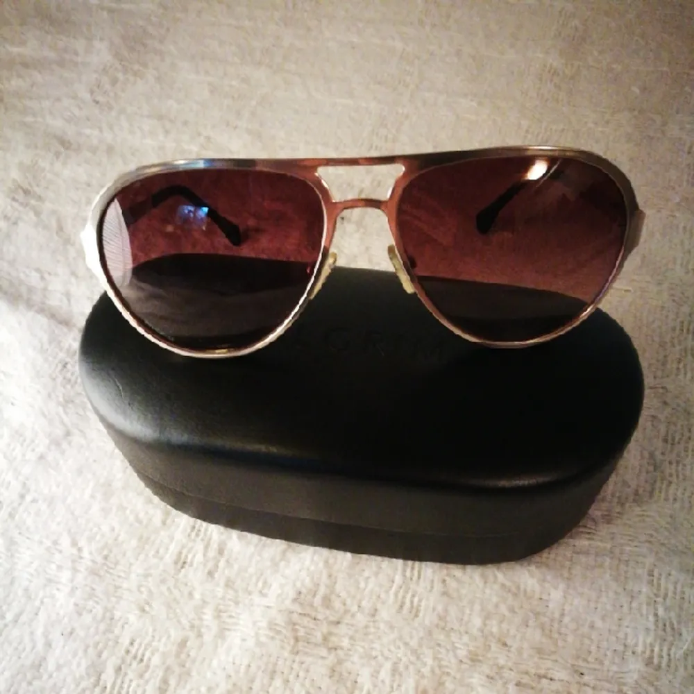 Glod framed sunglasses. Come with the original leather box.. Accessoarer.