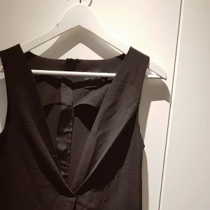  - Snygg klänning från Asos med djup urringning. Pris exkl. frakt.