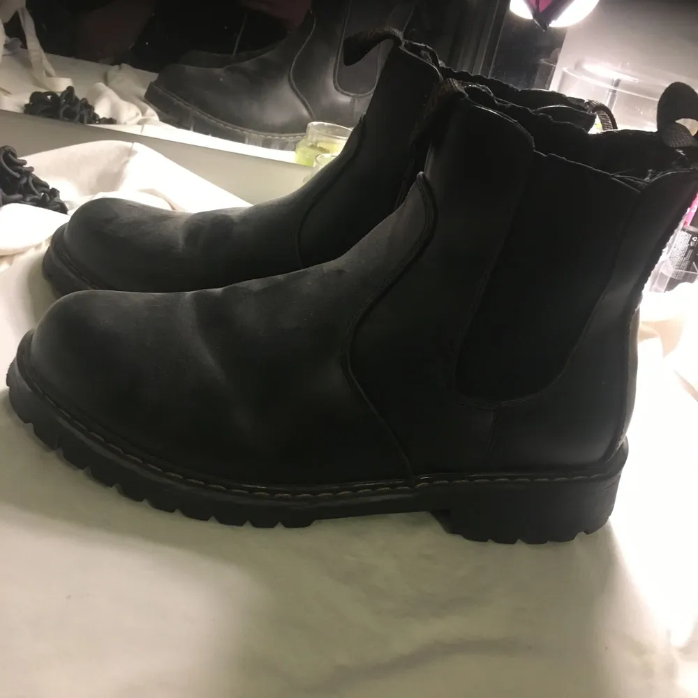 Svarta boots aldrig använda, dom var för stora mycket bra skick och var populära för nått år sedan swish går bra köpare står för frakt. Skor.