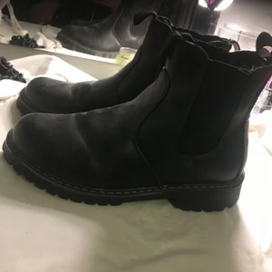  - Svarta boots aldrig använda, dom var för stora mycket bra skick och var populära för nått år sedan swish går bra köpare står för frakt