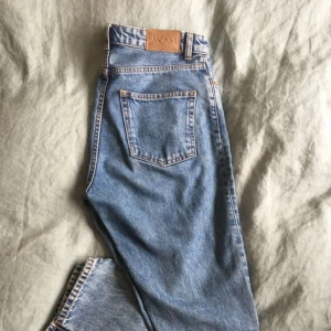  - Byxor från monki, högmidjade kimomo, w.27. Är för stora för mig att använda. Bra skick. Kan mötas upp i Malmö, annars posten. 