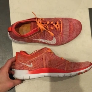  - Mina Nike free i rosa/orangea toner från NK sport och fritid använda ett tiotal gånger behöver nu ett nytt hem och nya fötter.  Dem är extremt lätta och sitter väldigt skönt på foten men är tyvärr lite för stora på mig vilket jag insåg några dagar försent och därav fick dem hamna här istället.  Det är storlek 39 på skorna och dem är som sagt använda väldigt lite och har enbart lite småmärken av smuts nertill på den vita sulan. 
