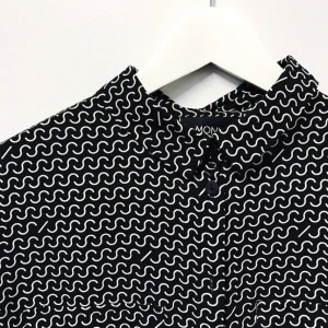  - Cropped skjorta från Monki i storlek S säljes för 50kr, frakt tillkommer (kan även mötas upp i Malmö). Betalningen sker via swish.