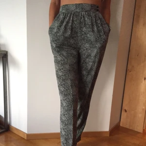  - Byxa köpta secondhand. Långa, snygg kostym-modell. Fickor och knäpps med knappar på sidan, snygg detalj. Prickigt mönster. Jag är 180cm lång så de är rätt långa. Swish och du betalar frakt själv :)