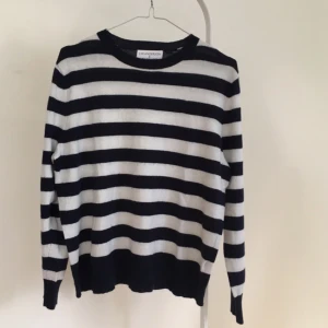  - Stickad tröja med blåa och vita ränder från Topshop x JW Anderson. Fin kvalitet och unik tröja.