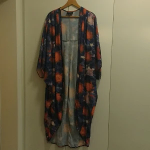  - Kaftan från Monki i strl one size. Är i fint skick! Kan avhämtas i Göteborg eller skickas!