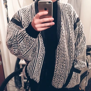  - Oversized höstjacka med vita mönsterdetaljer och rymliga fickor. Inköpt på Humana, sparsamt använd.  150 :- Finns i Sthlm, köparen står för ev frakt.