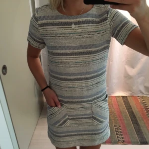  - Fin klänning från Esprit med fickor och dragkedja bak. Endast använd två gånger. 200kr inklusive frakt :) 